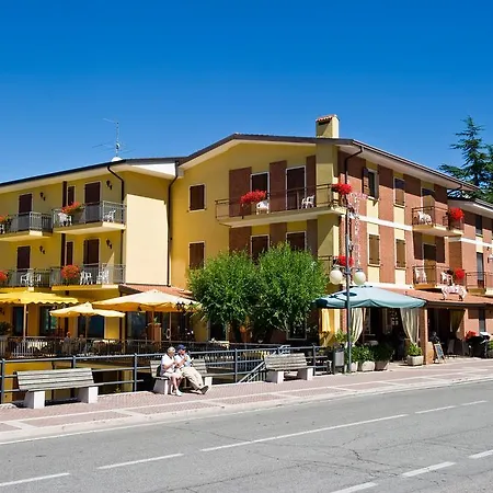 Costabella 3* San Zeno di Montagna
