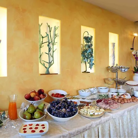 Costabella 3* San Zeno di Montagna